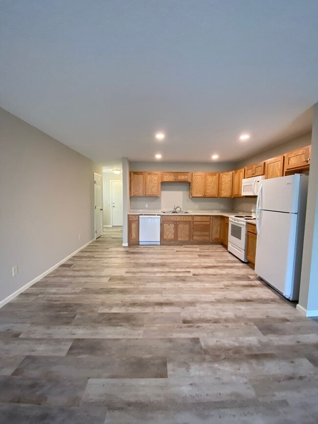 Building Photo - Updated 2 Bedroom Town Home