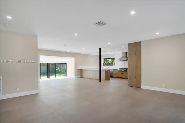 Photo - 910 W 47th Ct