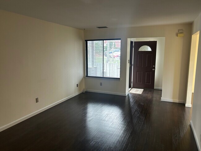 Building Photo - 57 Birchwood Rd Unit 57