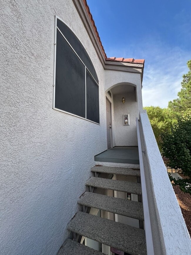 Building Photo - 3 Bedroom condo in Gated Community!