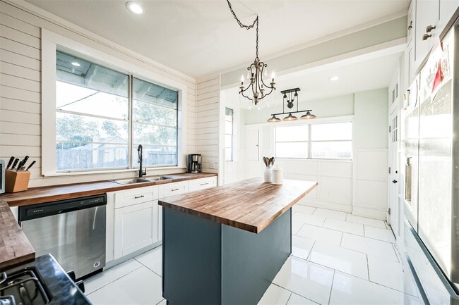 Photo - 4016 Avenue Q 1/2