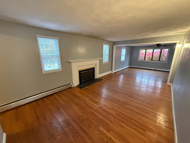 Photo - Beautiful 4 Bed, 2 Bath Home for Rent In S...