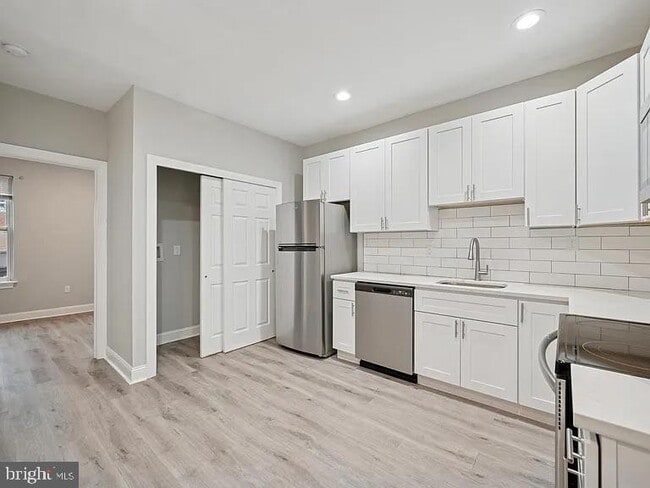 Building Photo - 1236 W Airdrie St Unit B