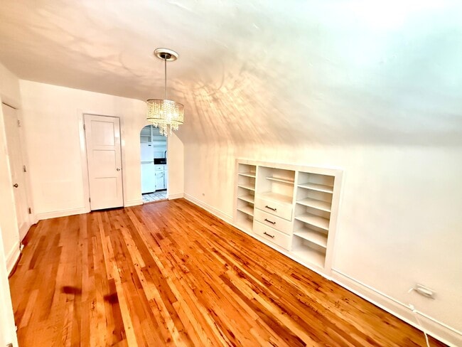 Top floor Studio Apartment in Capitol Hill! Available NOW!
