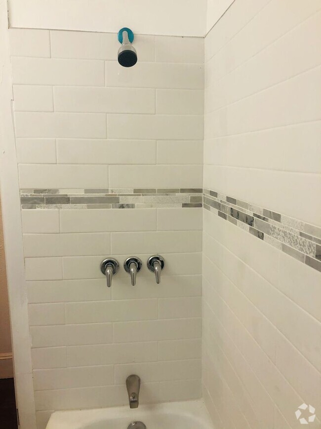 Building Photo - 4 bed 1 bath amazing location Rental