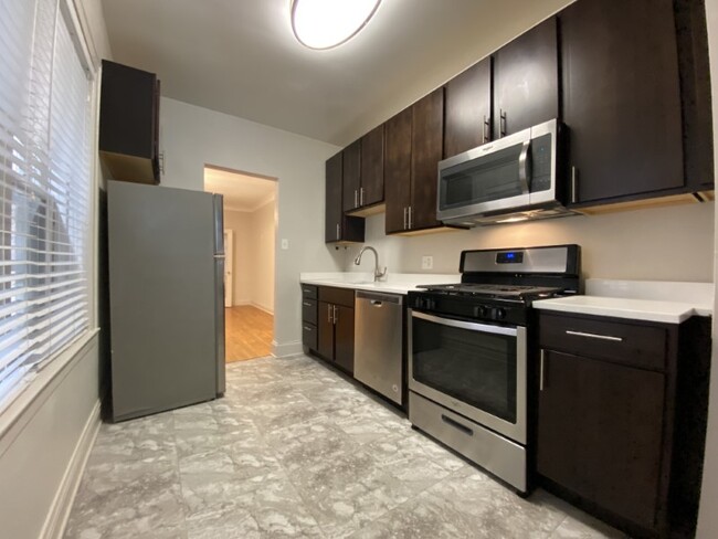 Hermosa cocina con electrodomésticos de acero inoxidable y lavaplatos - 1953 N Cleveland Apartamentos