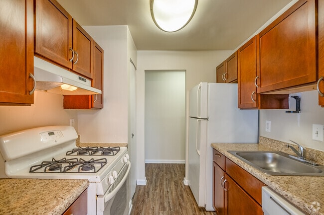 2BR, 1BA - 1,034SF - Kitchen