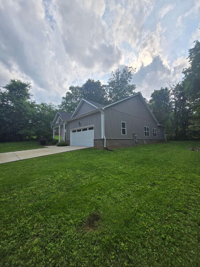 Charming 3-Bedroom Retreat Near Hamilton Place