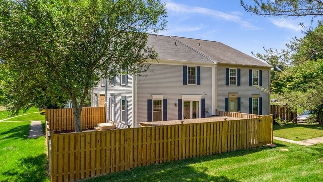 Building Photo - 3 Bed 2.5 Bath - Gaithersburg Townhome - Completely Renovated