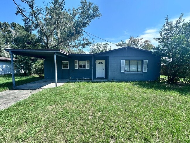 Building Photo - Roomy Home with Privacy, Outdoor Space & P...