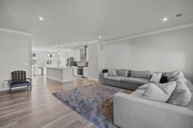 Building Photo - Spacious 3 Bedroom Townhouse