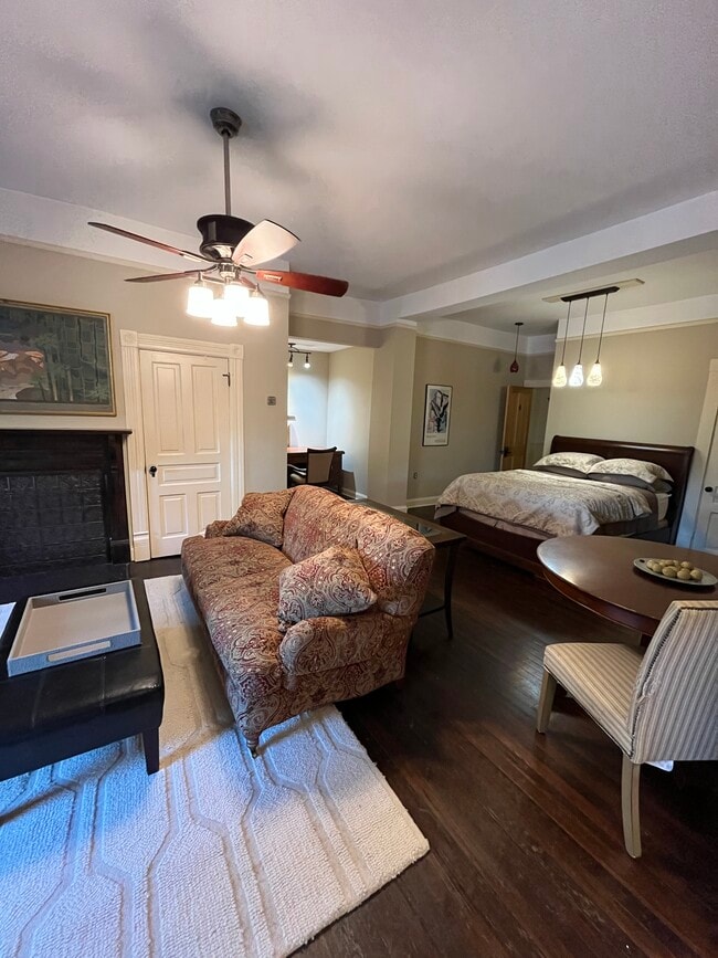 Building Photo - 147 E Chestnut St Unit 4