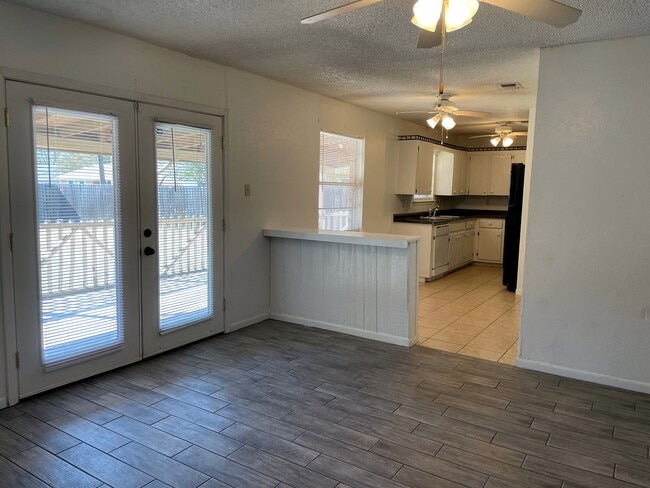 Photo - 902 Willowbrook St