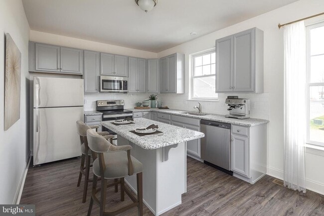 Building Photo - 873 Mapleton Ave