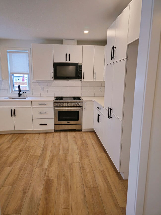 Building Photo - 12116-12143 43 St NW Unit 12116 BSMT