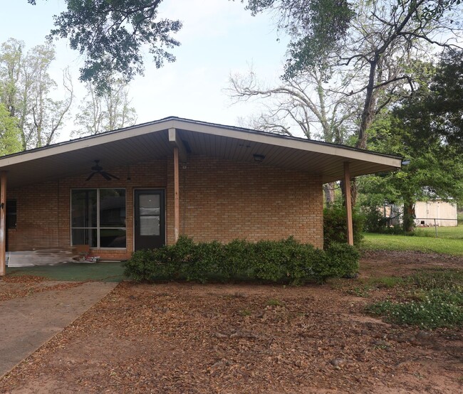 Building Photo - Single Family Residence