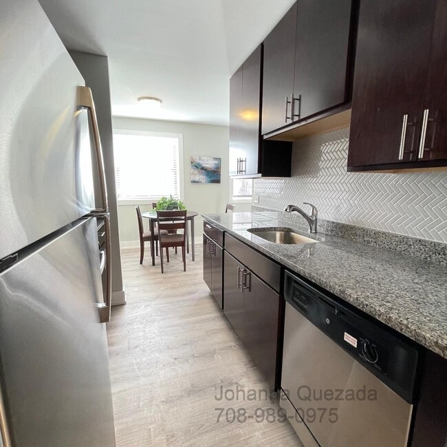 Building Photo - 530 W Surf St Rental