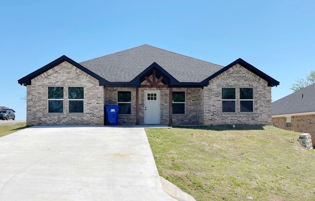 Building Photo - Fenced yard/2000 Sqft/Premium location
