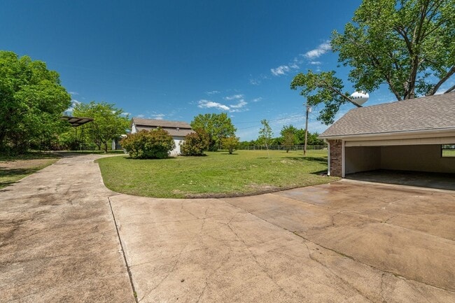 1905 Shady Ln