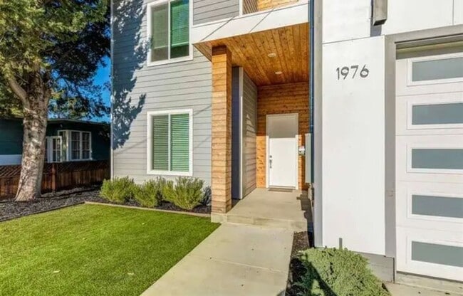 Building Photo - Stunning 4-bedroom, 3-bathroom home