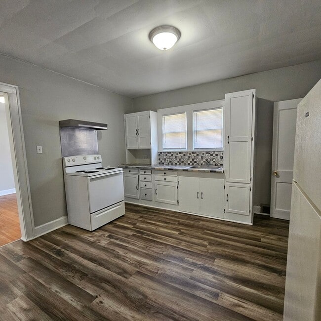 Building Photo - 1223 E 10th St Unit 1223 1/2
