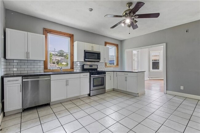 Building Photo - 11 Roosevelt St