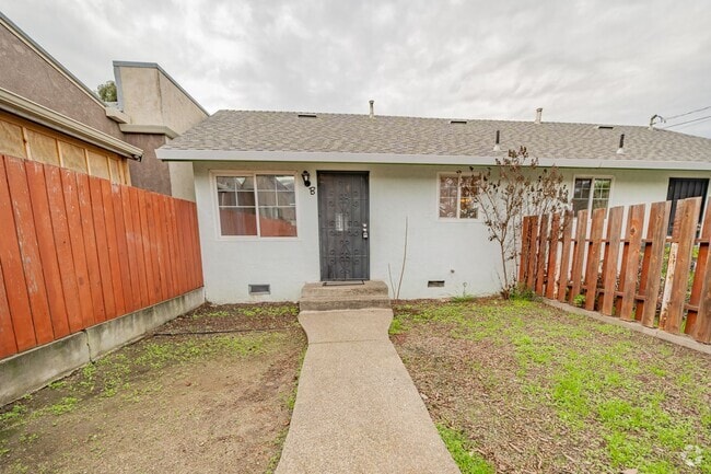 Building Photo - 1215 E 5th St Unit B Rental