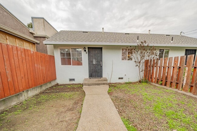 Photo - 1215 E 5th St Apartment Unit B