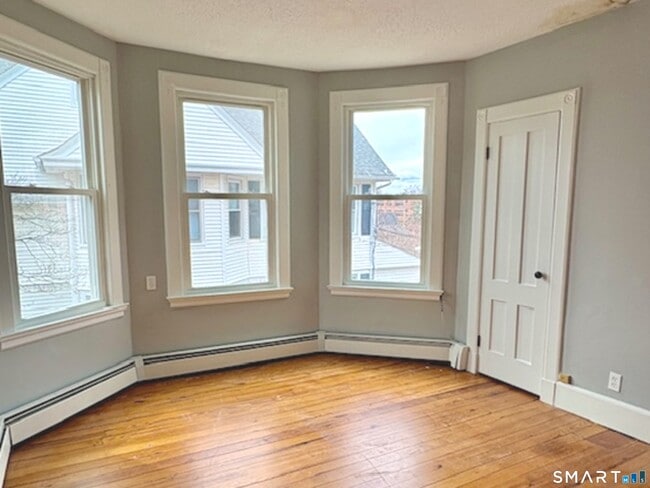 Building Photo - 17 Wilford Ave Unit 2