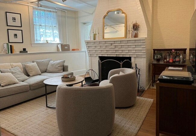 Building Photo - 112 Pinckney St Unit 4 Rental