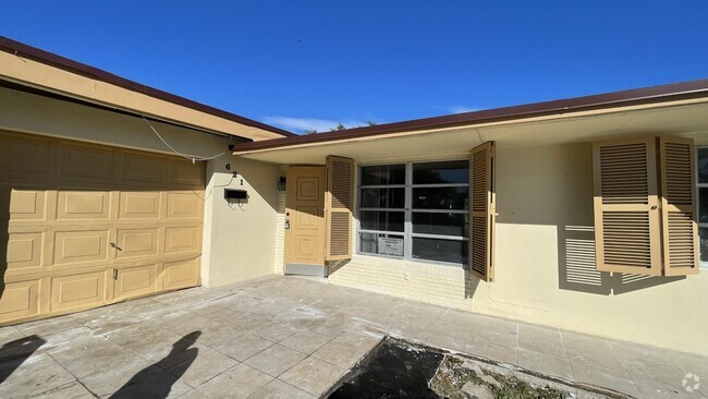 Building Photo - 621 NW 38th Pl Rental