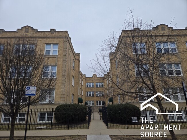 Building Photo - 4047 N Mozart St