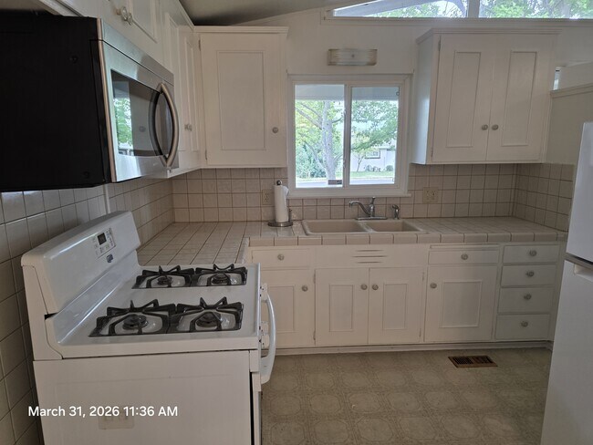 Photo - 951 Duchow Way