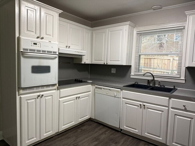 Photo - 645 Greenbriar Ave