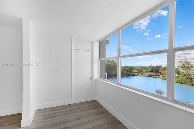 Building Photo - 1300 NE Miami Gardens Dr Unit 517E