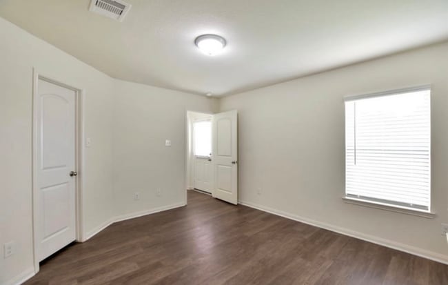 Photo - 15418 Hillside Ml Dr