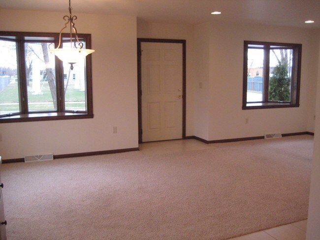 Family Room - 932 Cedar St