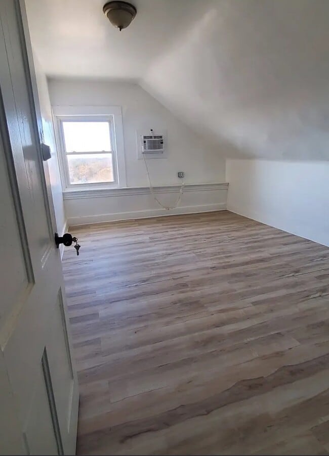 Building Photo - 3442 Larona Ave Unit 3