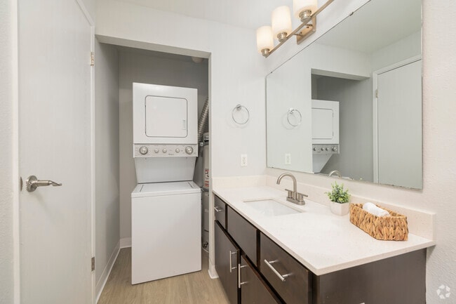 1 habitación, 1 baño - 826 pies cuadrados - Lavandería/baño - Wellington Apartments