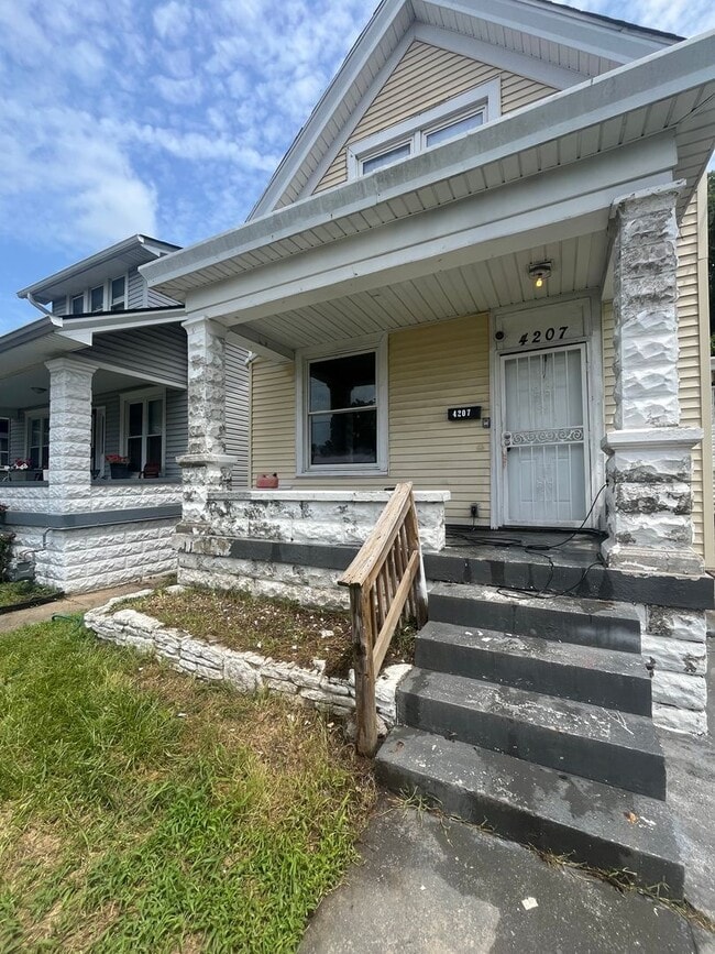 Building Photo - Gorgeous Updated 5 Bedroom/2.5 Bath House!