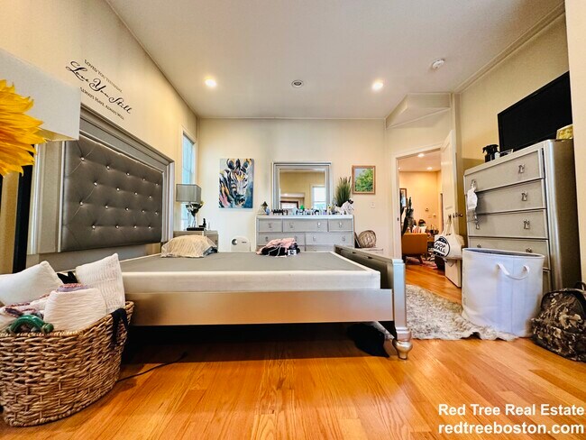 Photo - 48 Carleton St