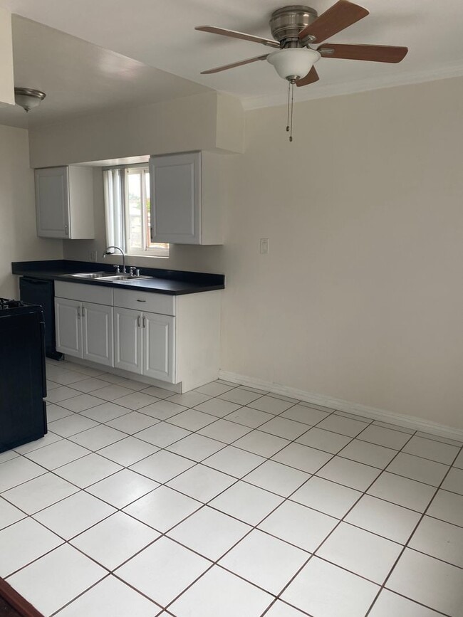 Photo - Bright 2 bed 1 bath in Pacific Beach Unidad 2208 1/2