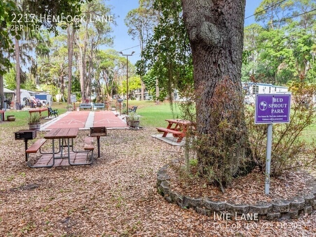 Photo - 2217 Hemlock Ln