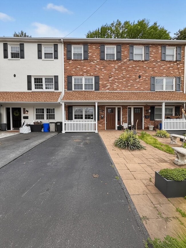 Photo - 561 W Marshall St