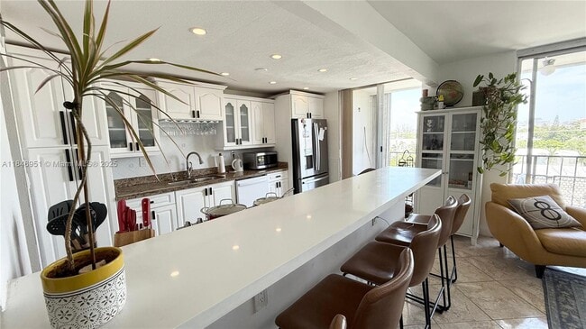 Photo - 7601 Byron Ave Unidad 5A
