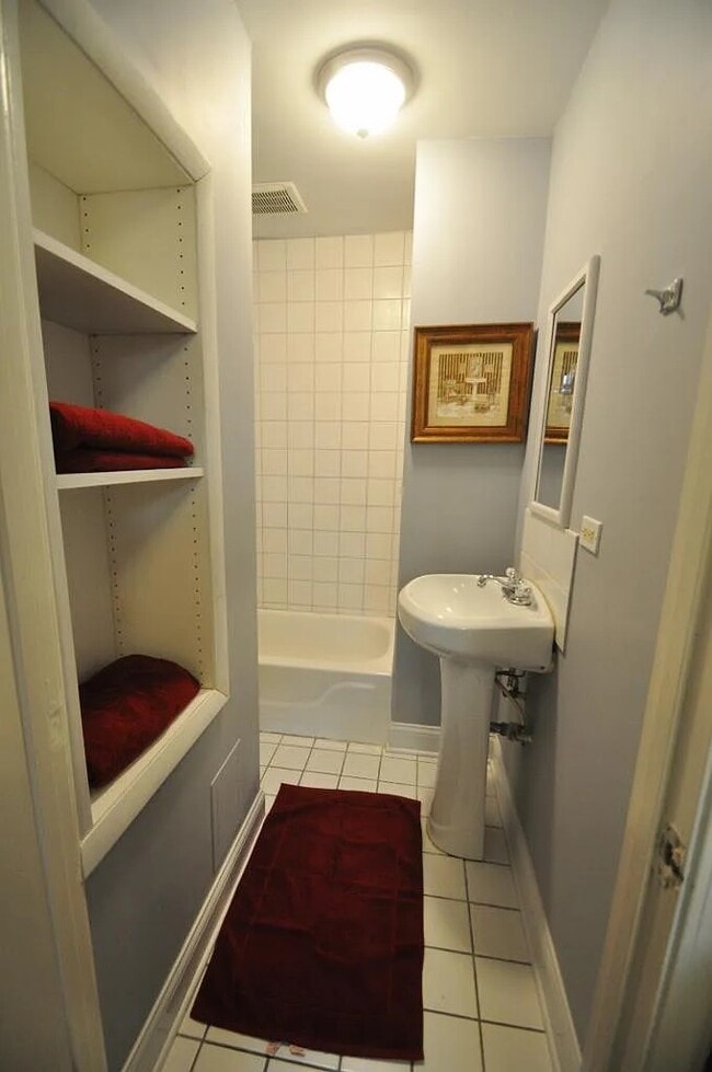 bathroom - 1810 S Throop St Unidad #1