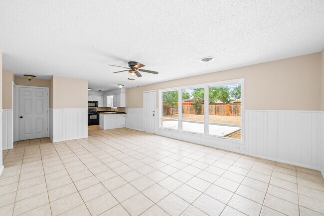 Photo - Open Concept 3/2/2, Minutes from LCU & Medical