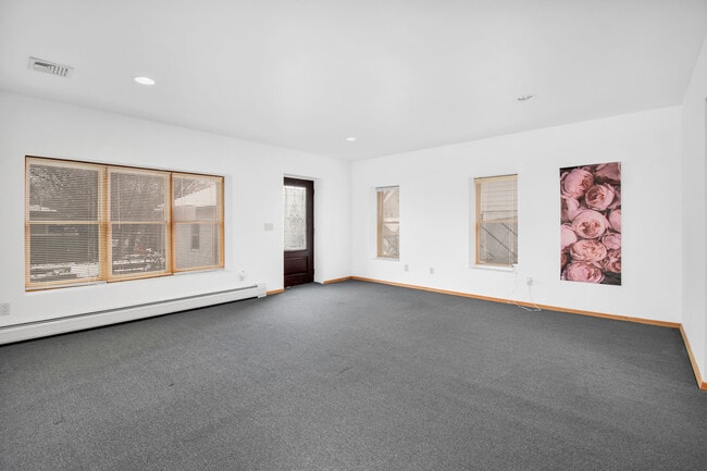 ¡Disfruta de la enorme sala de estar! - 680 Belmont Ave Unidad #2