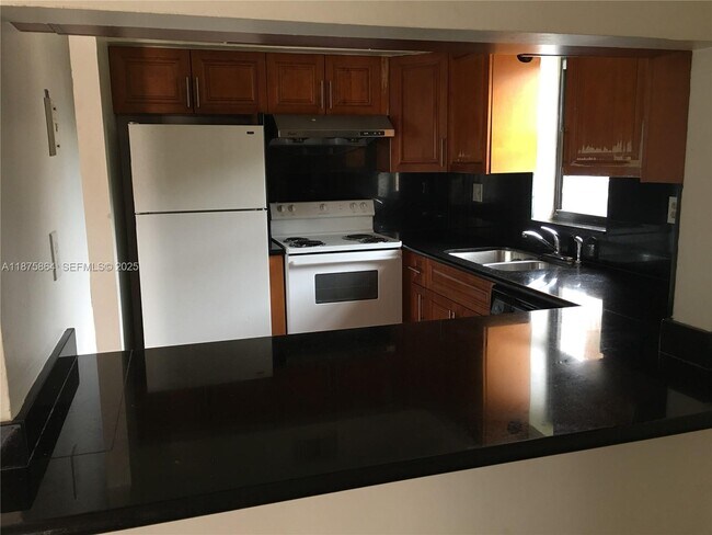 Photo - 5825 W 25th Ct Unidad 304