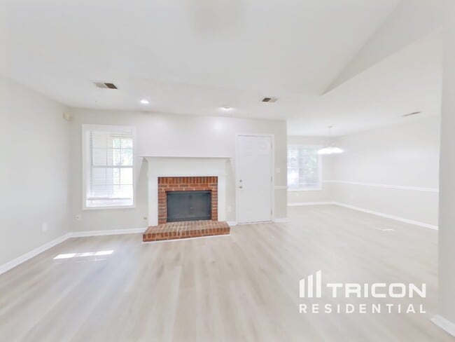 Photo - 520 Sarah's Ln